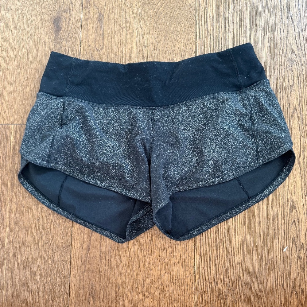 Lululemon speed up shorts with 2.5 inch inseam and in foil, print black silver
